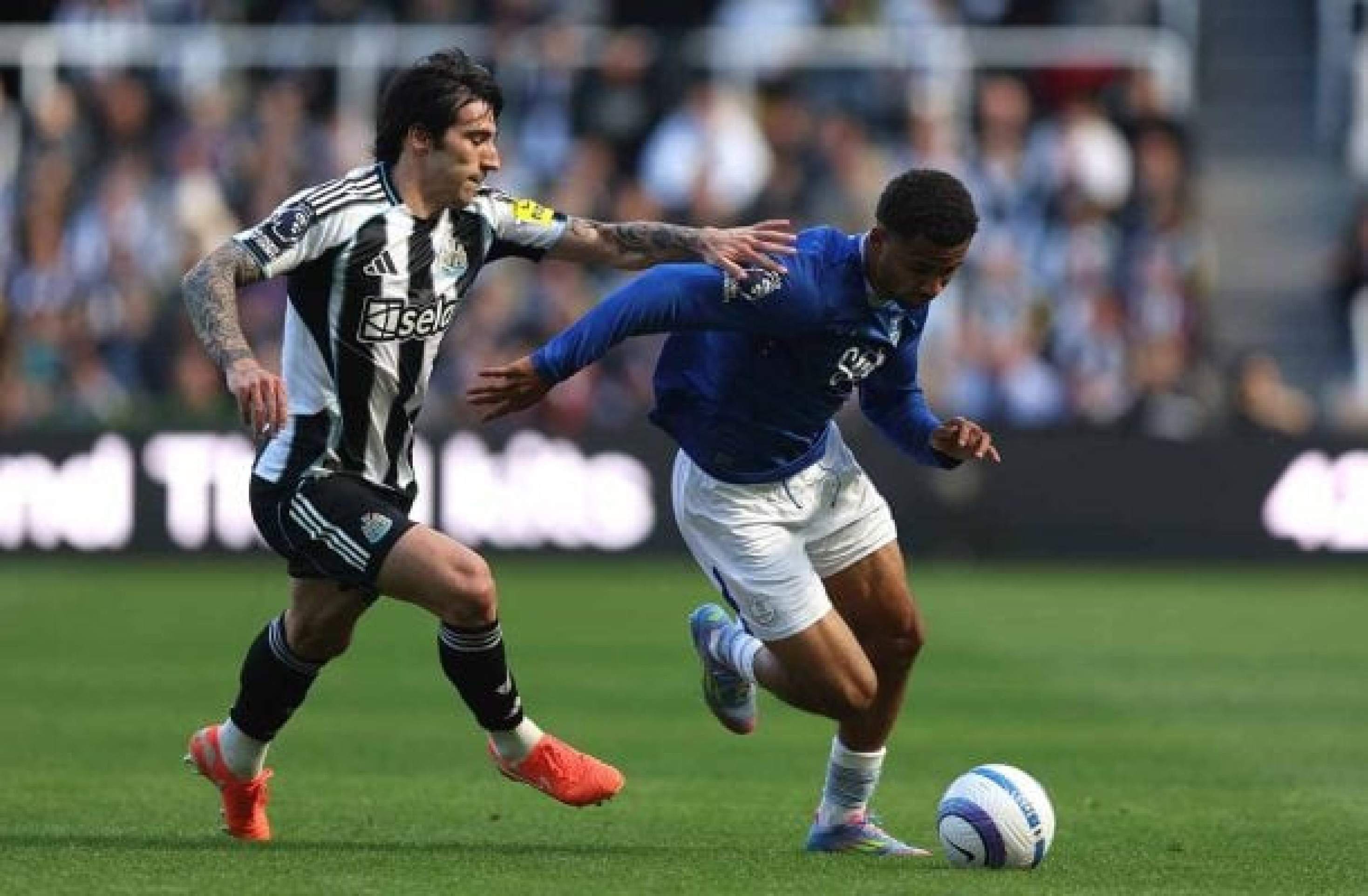 Newcastle perde para o Everton, mas garante vaga na Champions