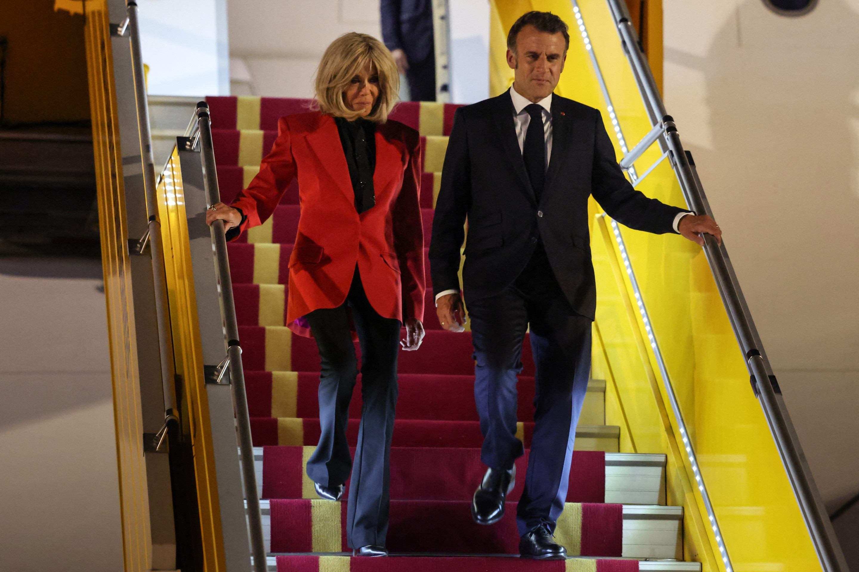  Frances President Emmanuel Macron and his wife Brigitte Macron disembark from the plane upon their arrival at Noi Bai International Airport in Hanoi on May 25, 2025. French President Emmanuel Macron arrived in Hanoi on May 25, an AFP journalist saw, for the first leg of a Southeast Asia tour that will also see him travel to Indonesia and Singapore. (Photo by Ludovic MARIN / AFP)       