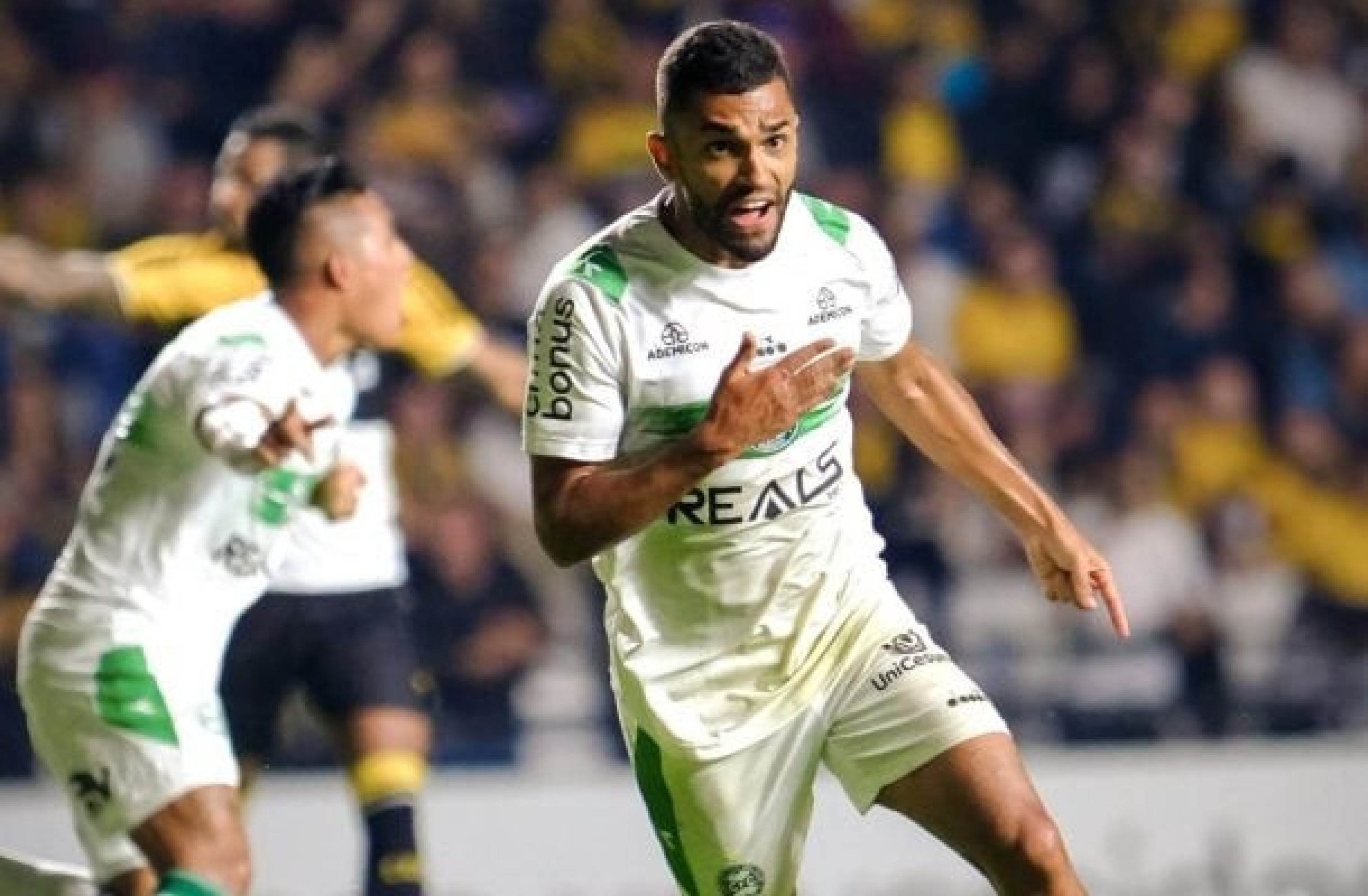 Coritiba vence, segue na briga pelo G4 e afunda o Criciúma