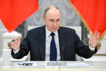  In this pool photograph distributed by the Russian state agency Sputnik, Russia's President Vladimir Putin meets with representatives of the Russian business circles in Moscow on May 26, 2025. (Photo by Grigory SYSOYEV / POOL / AFP)
       -  (crédito: Grogory Sysoyev/AFP)