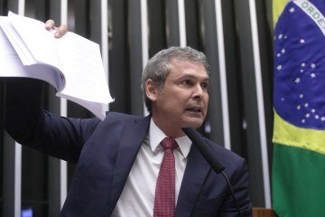Responsável por provocar a abertura da investigação, Lindbergh Farias afirmou ter reunido diversas publicações feitas por Eduardo nas redes sociais como prova -  (crédito: Bruno Spada/Câmara dos Deputados)