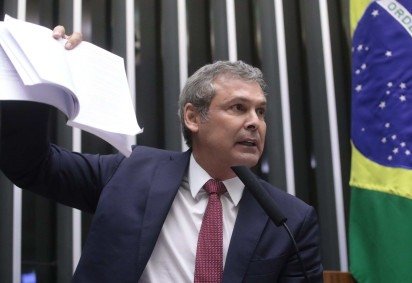 Lindbergh Farias afirmou que a legislação penal não pode ser elaborada para atender casos específicos, nem para influenciar processos em andamento -  (crédito: Bruno Spada/Câmara dos Deputados) -Lindbergh Farias afirmou que a legislação penal não pode ser elaborada para atender casos específicos, nem para influenciar processos em andamento -  (crédito: Bruno Spada/Câmara dos Deputados)