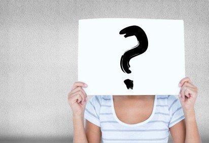 Mulher segurando placa de ponto de interroga&ccedil;&atilde;o -  (crédito: Freepik) -Mulher segurando placa de ponto de interroga&ccedil;&atilde;o -  (crédito: Freepik)