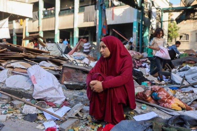 Palestina se senta sobre escombros da escola Fahmi Al-Jarjawi: horror - (crédito: Omar Al-Qattaa/AFP) Palestina se senta sobre escombros da escola Fahmi Al-Jarjawi: horror - (crédito: Omar Al-Qattaa/AFP)