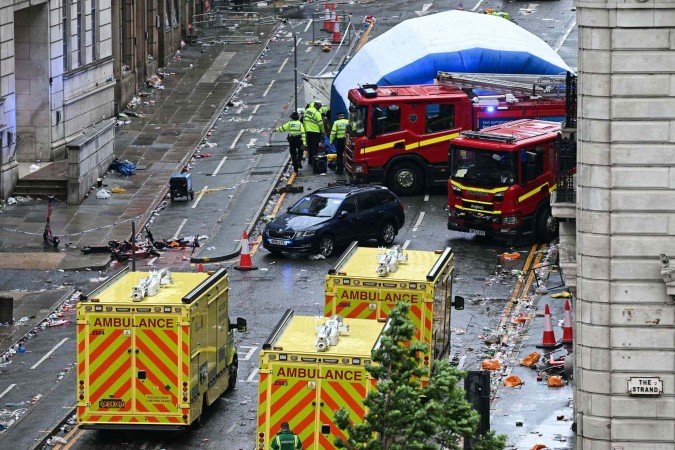 Um carro colidiu com vários pedestres em Liverpool, norte da Inglaterra, na noite de 26 de maio, durante o desfile vitorioso do Liverpool FC na Premier League. - (crédito: Paul ELLIS / AFP) Um carro colidiu com vários pedestres em Liverpool, norte da Inglaterra, na noite de 26 de maio, durante o desfile vitorioso do Liverpool FC na Premier League. - (crédito: Paul ELLIS / AFP)
