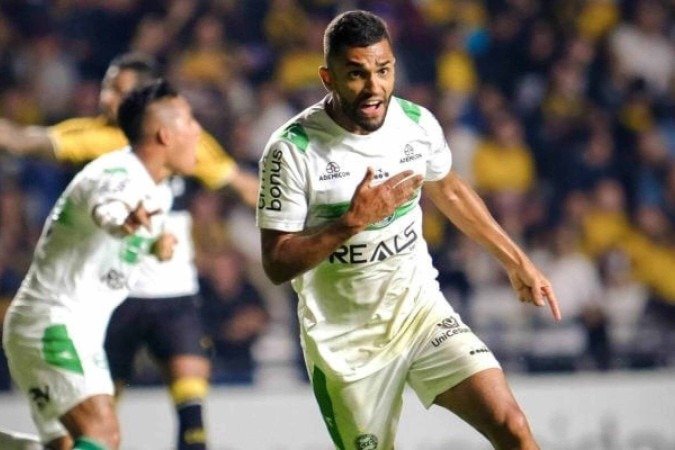 Vini Paulista celebra o gol que garantiu ao Coritiba importante vitória fora de casa contra o Criciúma - (crédito: Foto: Gabriel Thá / Coritiba) Vini Paulista celebra o gol que garantiu ao Coritiba importante vitória fora de casa contra o Criciúma - (crédito: Foto: Gabriel Thá / Coritiba)