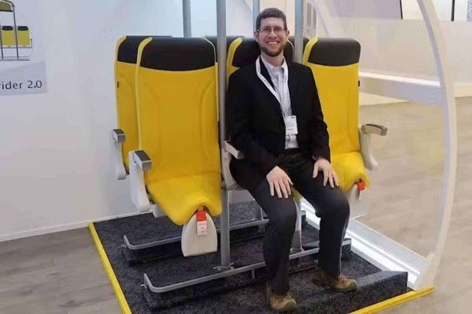 O ‘Skyrider 2.0’ tem design que permite ao ageiro se inclinar em um ângulo sem se sentar completamente - (crédito: Reprodução/X) O ‘Skyrider 2.0’ tem design que permite ao ageiro se inclinar em um ângulo sem se sentar completamente - (crédito: Reprodução/X)