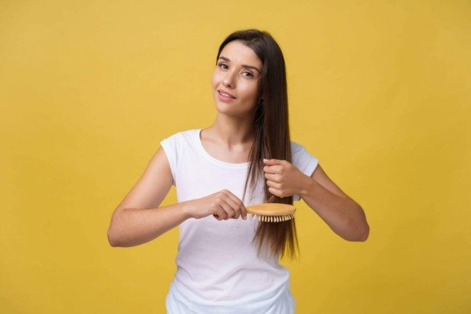 Hábitos no inverno podem agravar a queda de cabelo, especialmente em quem já tem predisposição (Imagem: Mix and Match Studio | Shutterstock) - (crédito: EdiCase) Hábitos no inverno podem agravar a queda de cabelo, especialmente em quem já tem predisposição (Imagem: Mix and Match Studio | Shutterstock) - (crédito: EdiCase)