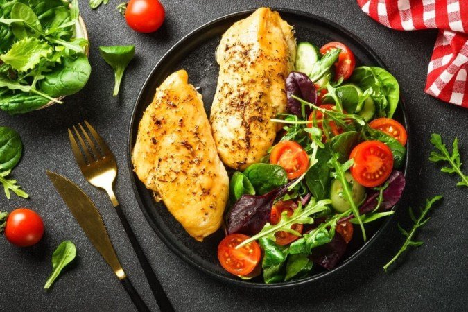 Peito de frango grelhado com salada verde (Imagem: nadianb | Shutterstock) - (crédito: EdiCase) Peito de frango grelhado com salada verde (Imagem: nadianb | Shutterstock) - (crédito: EdiCase)