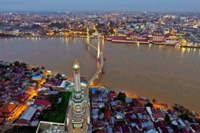Cidade de Jambi, onde ocorreu a tragédia: perigosa união entre metrópole e natureza - (crédito: Novrialdi D Putra/Reprodução/Wikipedia/ https://creativecommons.org/licenses/by-sa/4.0/) Cidade de Jambi, onde ocorreu a tragédia: perigosa união entre metrópole e natureza - (crédito: Novrialdi D Putra/Reprodução/Wikipedia/ https://creativecommons.org/licenses/by-sa/4.0/)