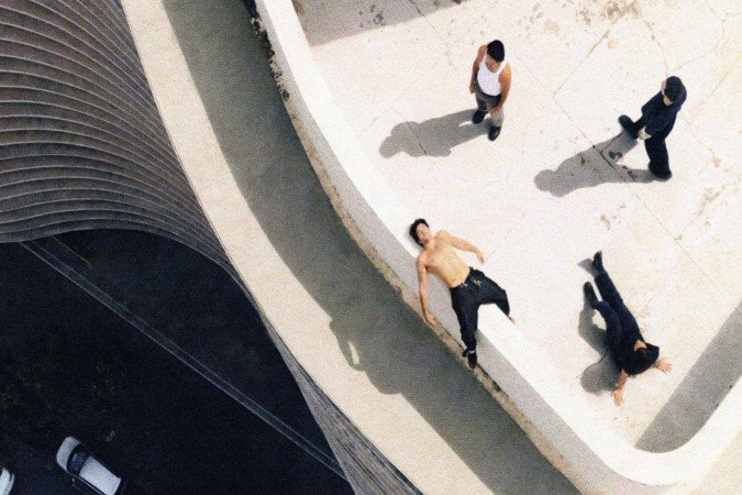 
Quarteto mineiro escolheu o alto do icônico Edifício Niemeyer, na Praça da Liberdade, como cenário da capa de seu novo álbum