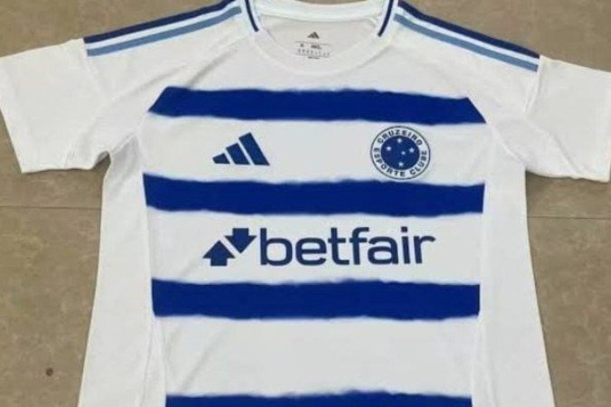 Nova segunda camisa do Cruzeiro se destaca pelo predomínio do branco, linhas azuis horizontais e detalhes na manga da mesma cor - (crédito: Foto: Reprodução/Redes Sociais) Nova segunda camisa do Cruzeiro se destaca pelo predomínio do branco, linhas azuis horizontais e detalhes na manga da mesma cor - (crédito: Foto: Reprodução/Redes Sociais)