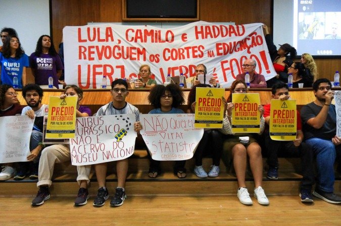 Protesto no Conselho Universitário da Universidades Federal do Rio de Janeiro, instituição fundada em 1920: drama no ensino superior - (crédito: Sintufrj/divulgação) Protesto no Conselho Universitário da Universidades Federal do Rio de Janeiro, instituição fundada em 1920: drama no ensino superior - (crédito: Sintufrj/divulgação)