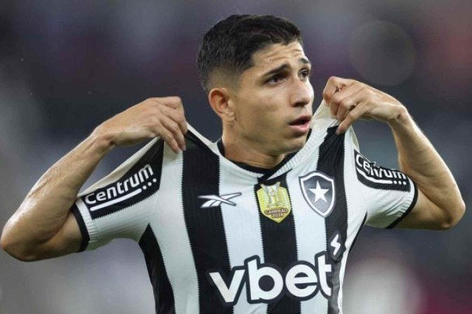 Savarino, do Botafogo, está apto a estar em campo em duelo decisivo do Botafogo - (crédito: Foto: Vitor Silva/Botafogo) Savarino, do Botafogo, está apto a estar em campo em duelo decisivo do Botafogo - (crédito: Foto: Vitor Silva/Botafogo)