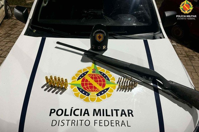 Homem é preso por porte ilegal de arma de fogo em Brazlândia - (crédito: PMDF/Divulgação) Homem é preso por porte ilegal de arma de fogo em Brazlândia - (crédito: PMDF/Divulgação)