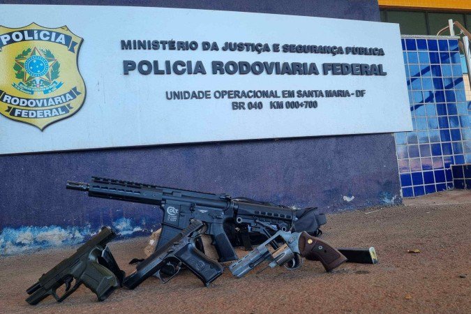 O suspeito confessou ser o proprietário do armamento, afirmando que havia recebido as armas em Tietê, São Paulo - (crédito: Divulgação/PRF) O suspeito confessou ser o proprietário do armamento, afirmando que havia recebido as armas em Tietê, São Paulo - (crédito: Divulgação/PRF)