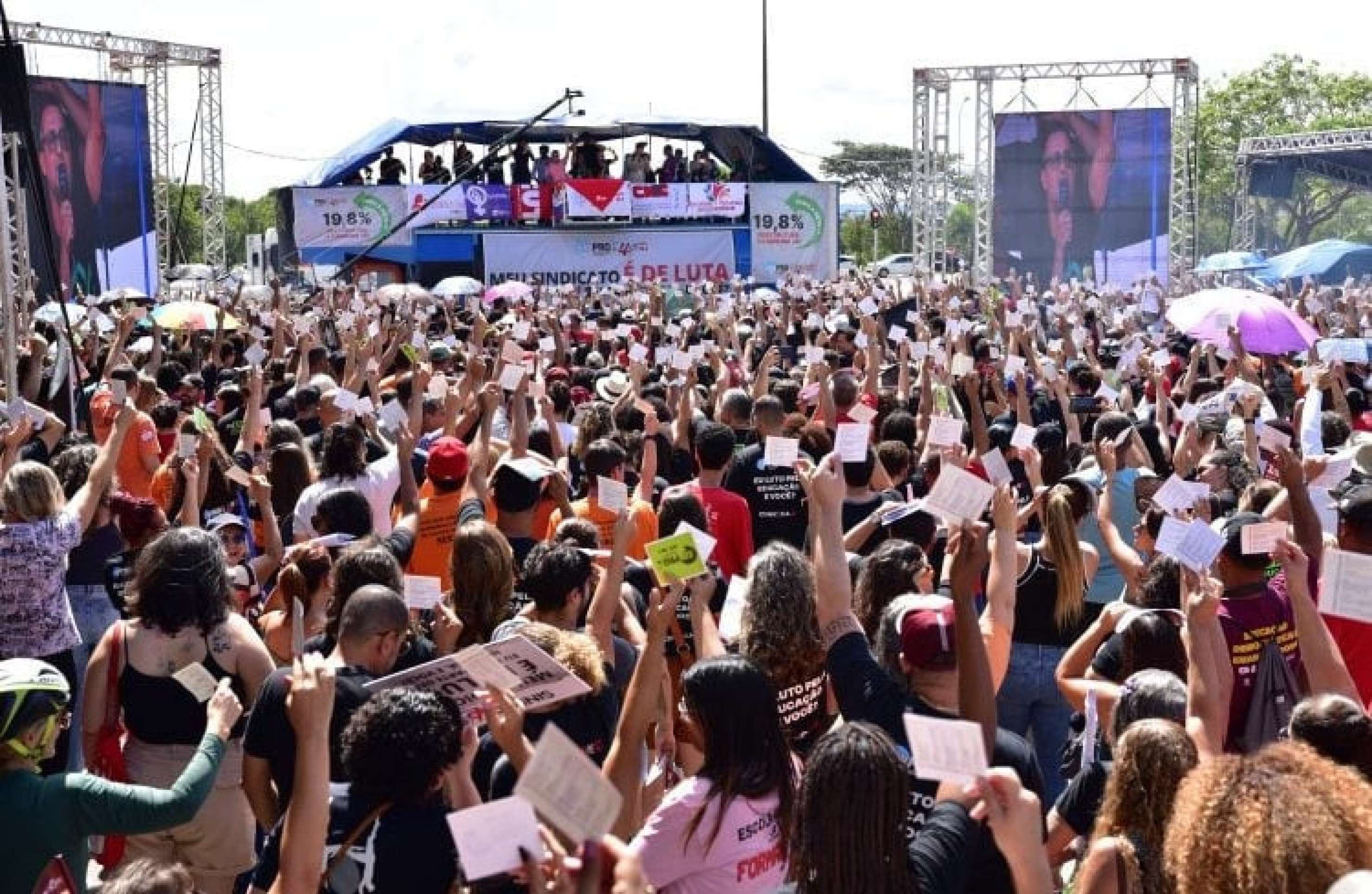 Professores do DF decidem sobre greve nesta terça-feira (27/5)