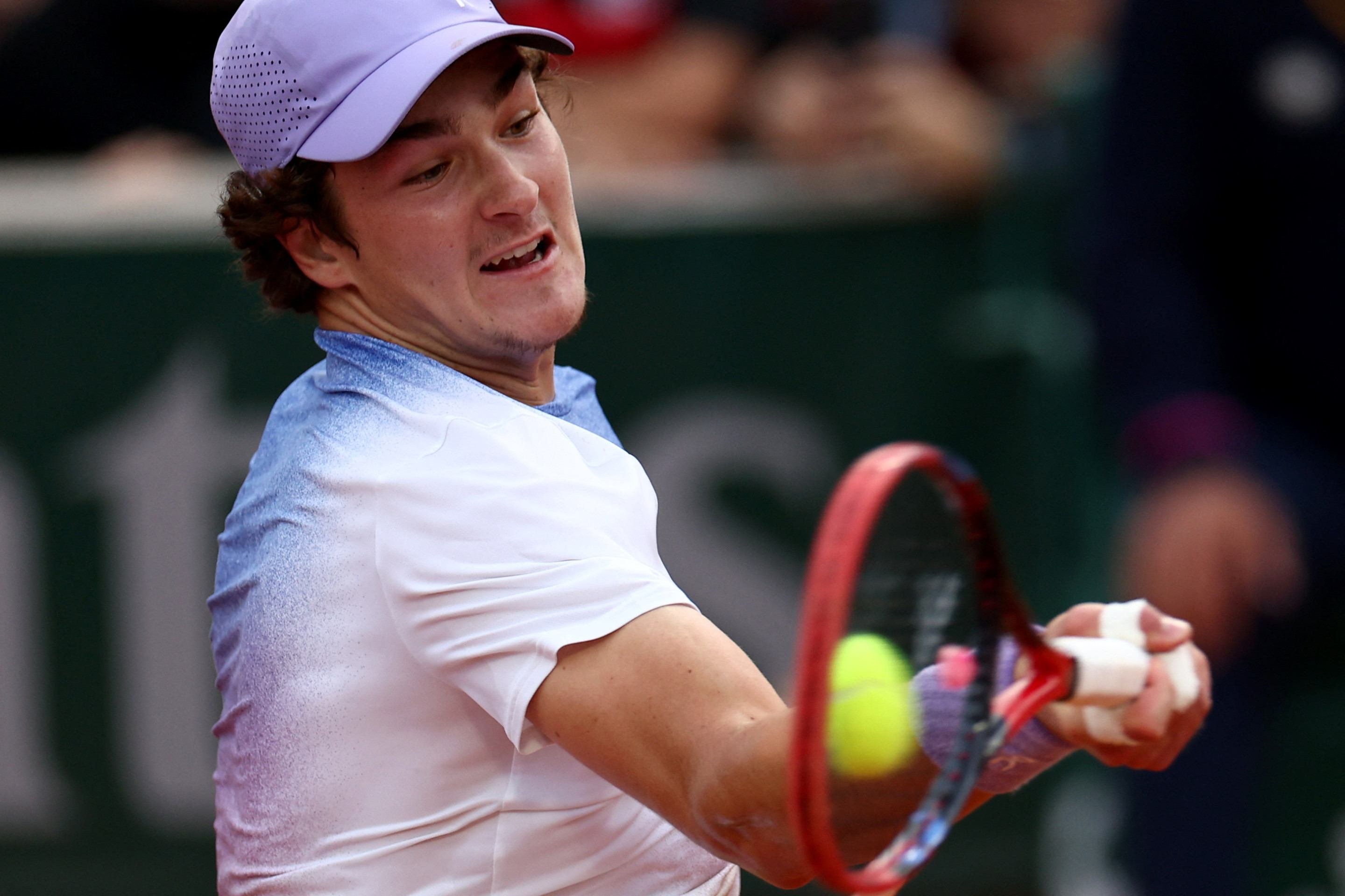 Roland Garros: João Fonseca vence Hurkacz e avança à segunda fase