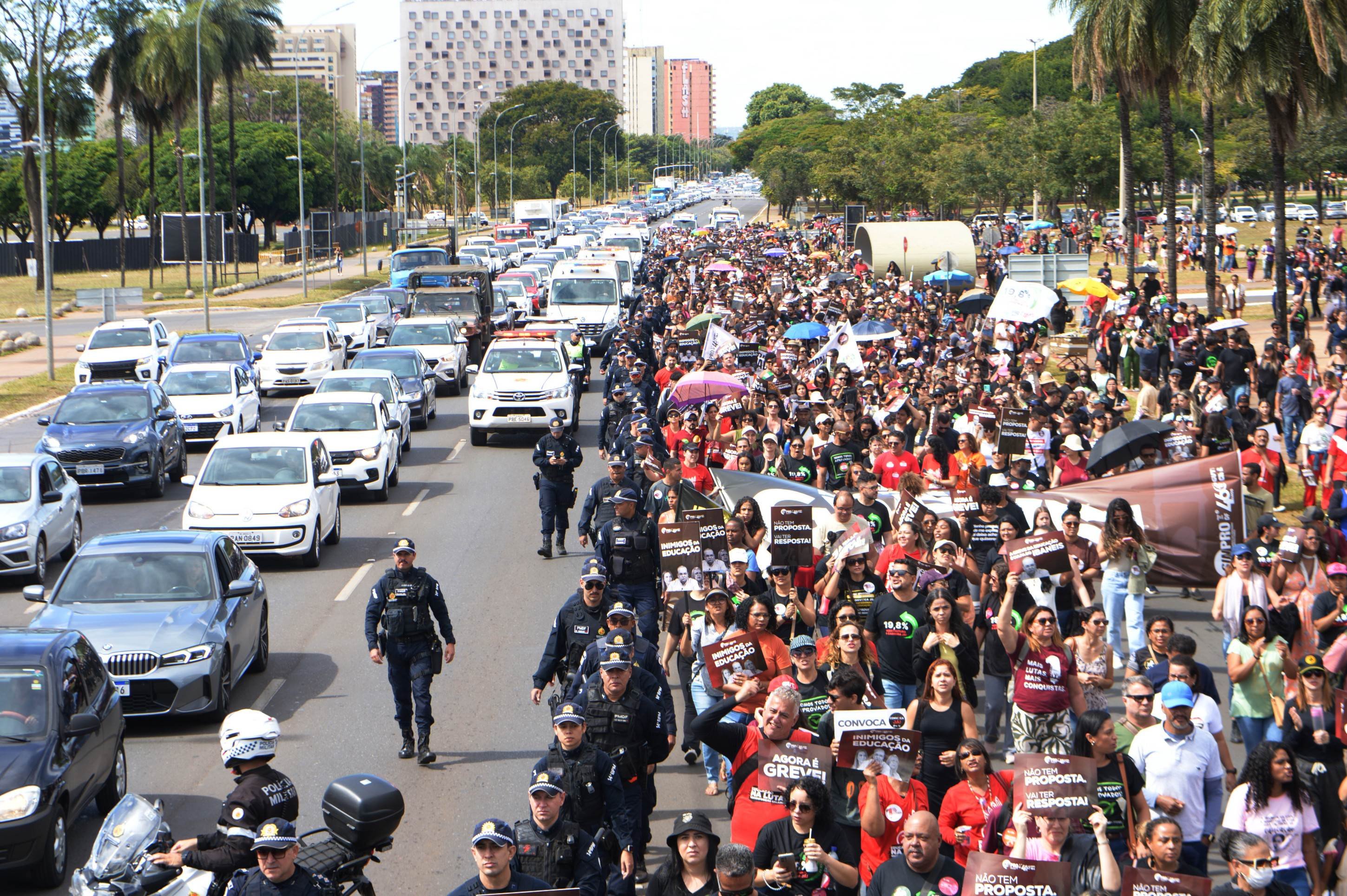 Os profissionais entraram em greve em nome da campanha salarial e reivindicação de 19,8% de reajuste, além da reestruturação do plano de carreira, com diminuição do tempo para chegar ao topo da tabela salarial