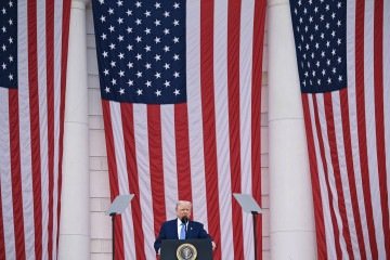  US President Donald Trump delivers remarks at the National Memorial Day Observance at the Memorial Amphitheatre in Arlington National Cemetery in Arlington, Virginia, on May 26, 2025. (Photo by SAUL LOEB / AFP)
       -  (crédito: Saul Loeb/AFP)