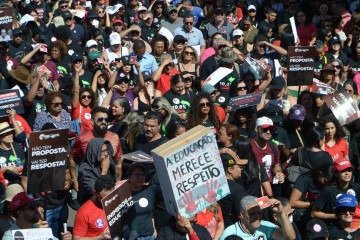 Paralisação foi anunciada nesta terça-feira (27/5) após assembleia dos professores da rede pública do DF -  (crédito:  Ed Alves CB/DA Press)