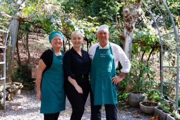 Alexandra Garbin, cooperada da Aurora, com os pais, Ana Maria Garbin, e Alberto Garbin, Recanto Flores e Sabores, em Bento Gonçalves 