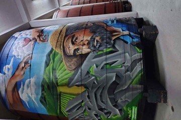 Obra do artista Angel Lucena em homenagem aos 150 anos da imigração italiana no Rio Grande do Sul, feita sobre uma pipa gigante de madeira
