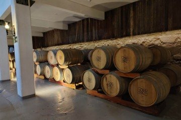 Barricas de carvalhi na matriz da Cooperativa Vinícola Aurora, em Bento Gonçalves