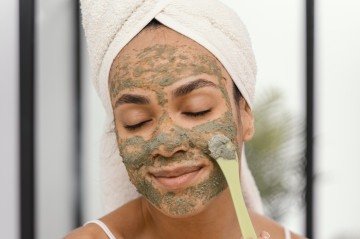 Embora a skincare caseira possa ser uma alternativa econômica e eficaz, é fundamental abordar essa prática com responsabilidade e informação. - (crédito: Reprodução/Freepik) Embora a skincare caseira possa ser uma alternativa econômica e eficaz, é fundamental abordar essa prática com responsabilidade e informação. - (crédito: Reprodução/Freepik)