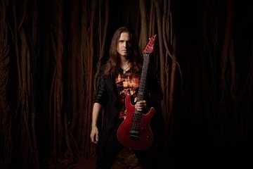 O guitarrista Kiko Loureiro volta a Brasília com novo álbum, turnê solo e muito heavy metal -  (crédito: Divulgação)