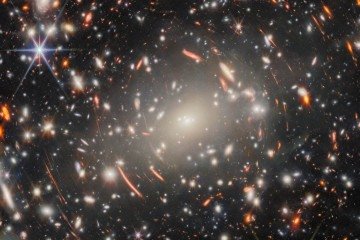 Imagem do Mês do Telescópio Espacial James Webb mostra conglomerado de galáxias no Universo primordial -  (crédito: ESA/Webb, NASA & CSA, H. Atek, M)