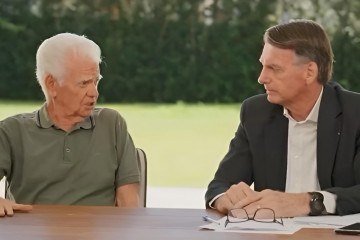 O ex-presidente Jair Bolsonaro ao lado do aposentado Eloy Barbosa de Oliveira, que diz ter sido lesado pelos desvios no INSS -  (crédito: Divulgação/PL)