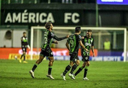 Coelho e Dragão mediram forças nesta terça, no Independência -  (crédito: Foto: Mourão Panda / América)