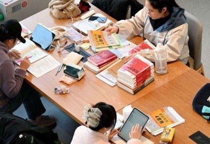 A estudante chinesa que acusa universidade de fazê-la 'tirar as calças' para dar licença menstrual -  (crédito: BBC Geral)