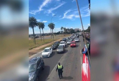 A eata ocupa duas faixas do Eixo Monumental, afetando o trânsito, que está lento na região -  (crédito: Mila Ferreira/CB/D.A.Press)