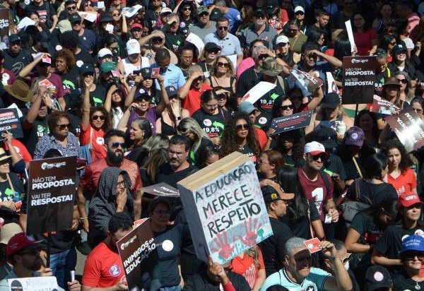 Paralisação foi anunciada nesta terça-feira (27/5) após assembleia dos professores da rede pública do DF -  (crédito:  Ed Alves CB/DA Press)