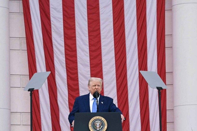 US President Donald Trump delivers remarks at the National Memorial Day Observance at the Memorial Amphitheatre in Arlington National Cemetery in Arlington, Virginia, on May 26, 2025. (Photo by SAUL LOEB / AFP)
- (crédito: Saul Loeb/AFP) US President Donald Trump delivers remarks at the National Memorial Day Observance at the Memorial Amphitheatre in Arlington National Cemetery in Arlington, Virginia, on May 26, 2025. (Photo by SAUL LOEB / AFP)
- (crédito: Saul Loeb/AFP)