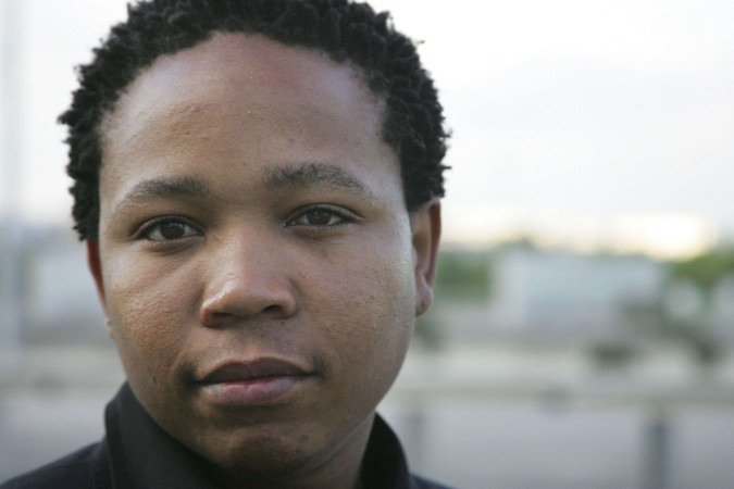 O ator sul-africano Presley Chweneyagae posa para uma foto em Paris em 20 de junho de 2006, antes da estreia sa do drama urbano vencedor do Oscar O ator sul-africano Presley Chweneyagae posa para uma foto em Paris em 20 de junho de 2006, antes da estreia sa do drama urbano vencedor do Oscar