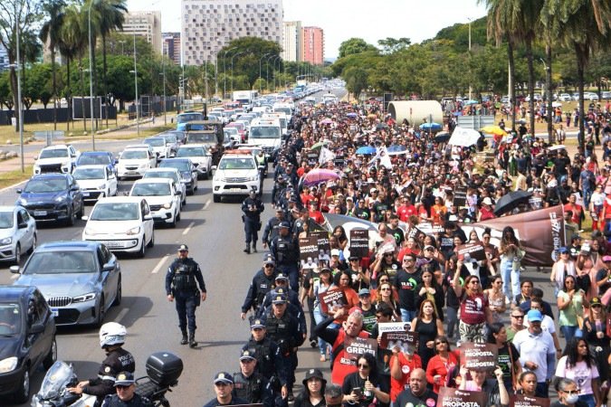  27/05/2025 - Ed Alves CB/DA Press. Cidades. Assembleia Professores - Decidem entrar em Greve. Depois fazem caminhada pelo Eixo Monumental ate a pra&ccedil;a do Buriti - Sendo acompanhados pela PMDF. 