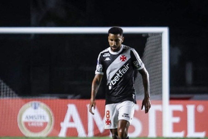 JAIR - Errou algumas vezes na saída de bola, mas não comprometeu. Defensivamente foi bem e fez o 