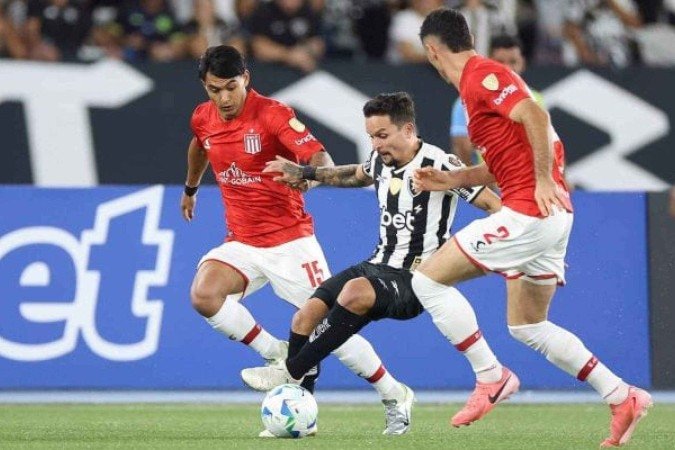 Artur tirou um coelho da cartola no embate contra o Estudiantes - (crédito: Foto: Vitor Silva/Botafogo) Artur tirou um coelho da cartola no embate contra o Estudiantes - (crédito: Foto: Vitor Silva/Botafogo)
