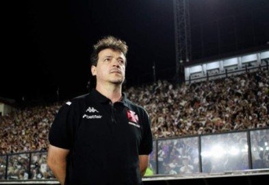 FERNANDO DINIZ - O Vasco jogou muito bem no primeiro tempo, controlando a partida, neutralizando a melhor arma do Melgar e resolvendo a classificação. Já na etapa final, diminuiu o ritmo, correu um pouco mais de risco, mas não perdeu o controle em nenhum momento. NOTA: 7,5 - Foto: Divulgação/Vasco