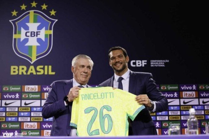 Ancelotti, novo técnico da Seleção. ao lado de Samir Xaud, novo presidente da CBF -  (crédito: Foto: Rafael Ribeiro/CBF)