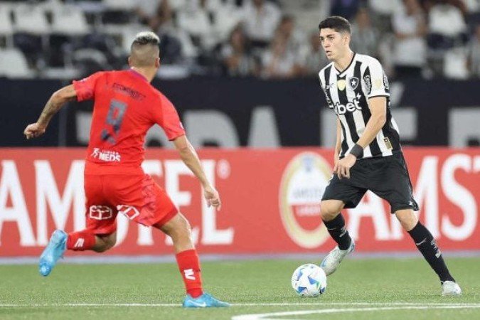 JAIR – Vinha bem nos desarmes e saindo com qualidade. Isso até deixar uma bola, dominada, escapare o pior: tentar recuperar dando um carrinho temerário que atingiu Aranguíz. Acabou expulso por este lance depois que o árbitro foi ao VAR e viu a violência, trocando o amarelo pelo vermeho. Nota 3,0. Foto: Vitor Silva/Botafogo