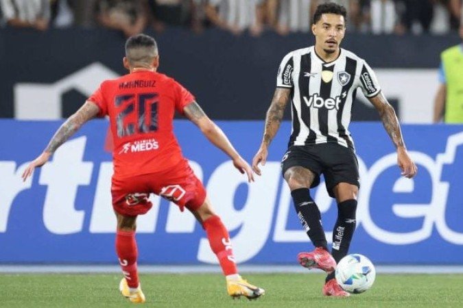 GREGORE – Fazia o seu tradicional papel de marcador e construtor, quando o time ficou com dez e passou a ser o zagueiro ao lado de Barboza, fazendo papel corretíssimo Nota 7,0. Foto: Vitor Silva/Botafogo