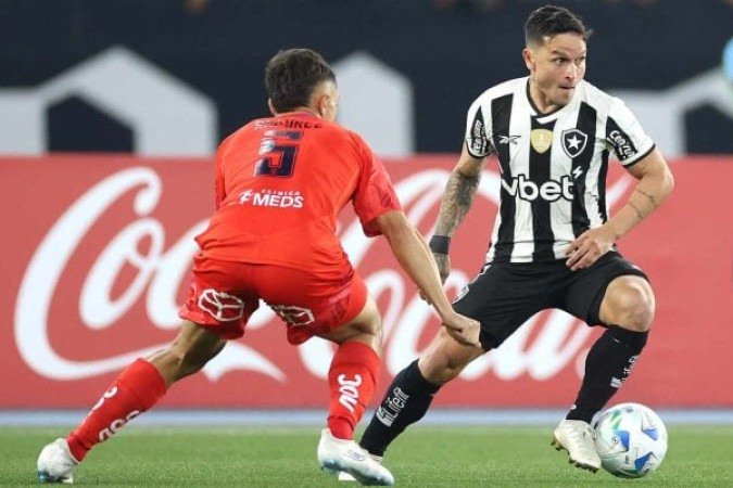 ARTUR – Deu muito trabalho aos marcadores, principalmente caindo pelo lado direito. Tentou finalizações, mas foi como assistente que teve seus melhores momentos — como no passe para Cuiabano (que perdeu um gol feito) e na construção da jogada do gol de Igor Jesus. No segundo tempo, fez um gol que foi anulado pelo VAR.Nota 7,5. Foto: Vitor Silva/Botafogo.