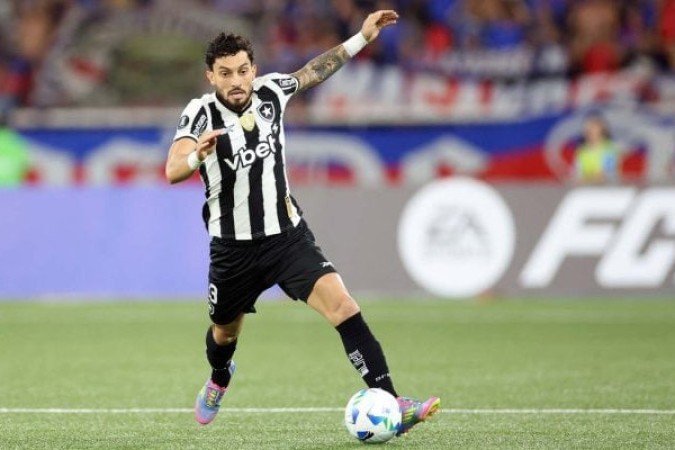 ALEX TELLES – Mais exigido do que Gregore, já que a Universidad de Chile atacava mais pelo seu lado e ele não contou com boa ajuda de Cuiabano. Ainda assim, deu bons passes. Nota 6,5. Foto: Foto: Vitor Silva/Botafogo.