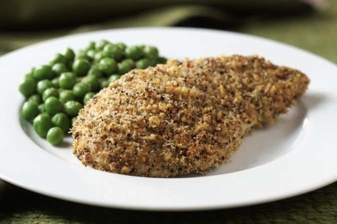 Frango com crosta de  castanha-de-caju (Imagem: Gorenkova Evgenija | Shutterstock) -  (crédito: EdiCase)