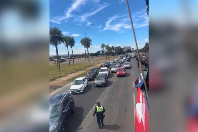 A passeata ocupa duas faixas do Eixo Monumental, afetando o trânsito, que está lento na região - (crédito: Mila Ferreira/CB/D.A.Press) A passeata ocupa duas faixas do Eixo Monumental, afetando o trânsito, que está lento na região - (crédito: Mila Ferreira/CB/D.A.Press)