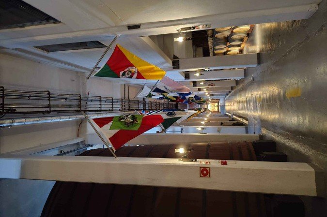 Corredor de bandeiras na matriz da Cooperativa Vinícola Aurora, em Bento Gonçalves